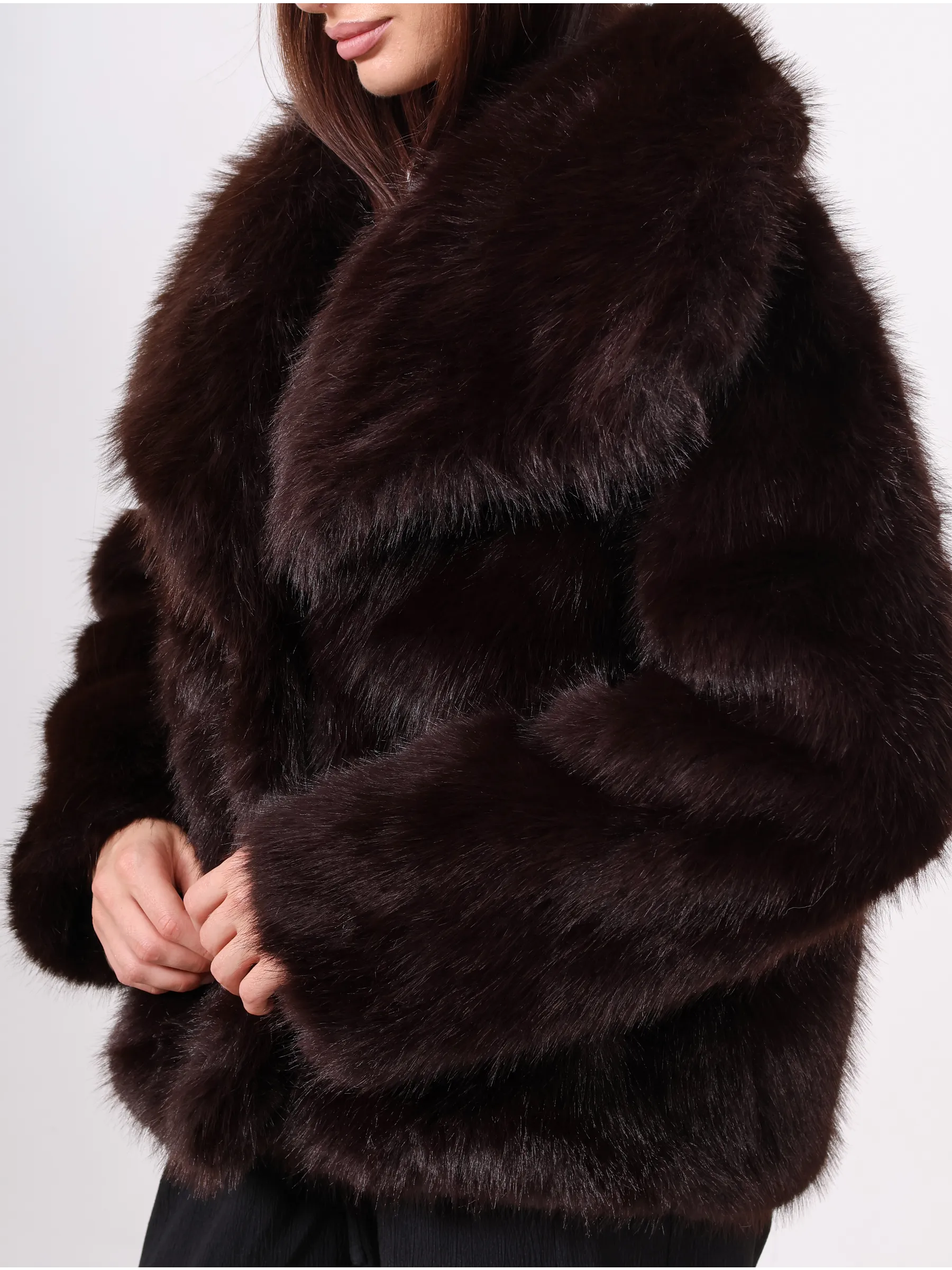 Шуба искусственная из экомеха укороченная