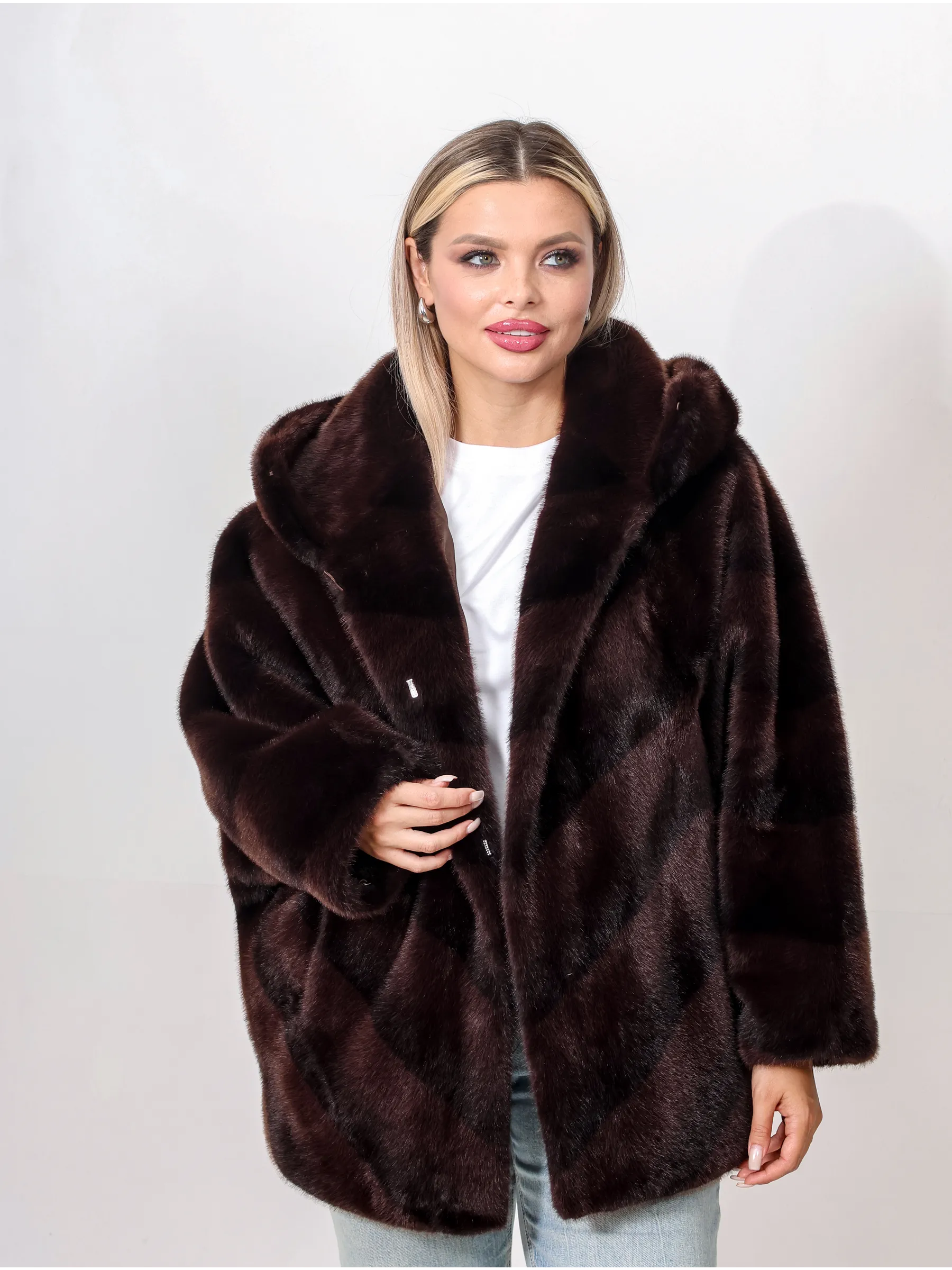 Шуба короткая из эко меха с капюшоном