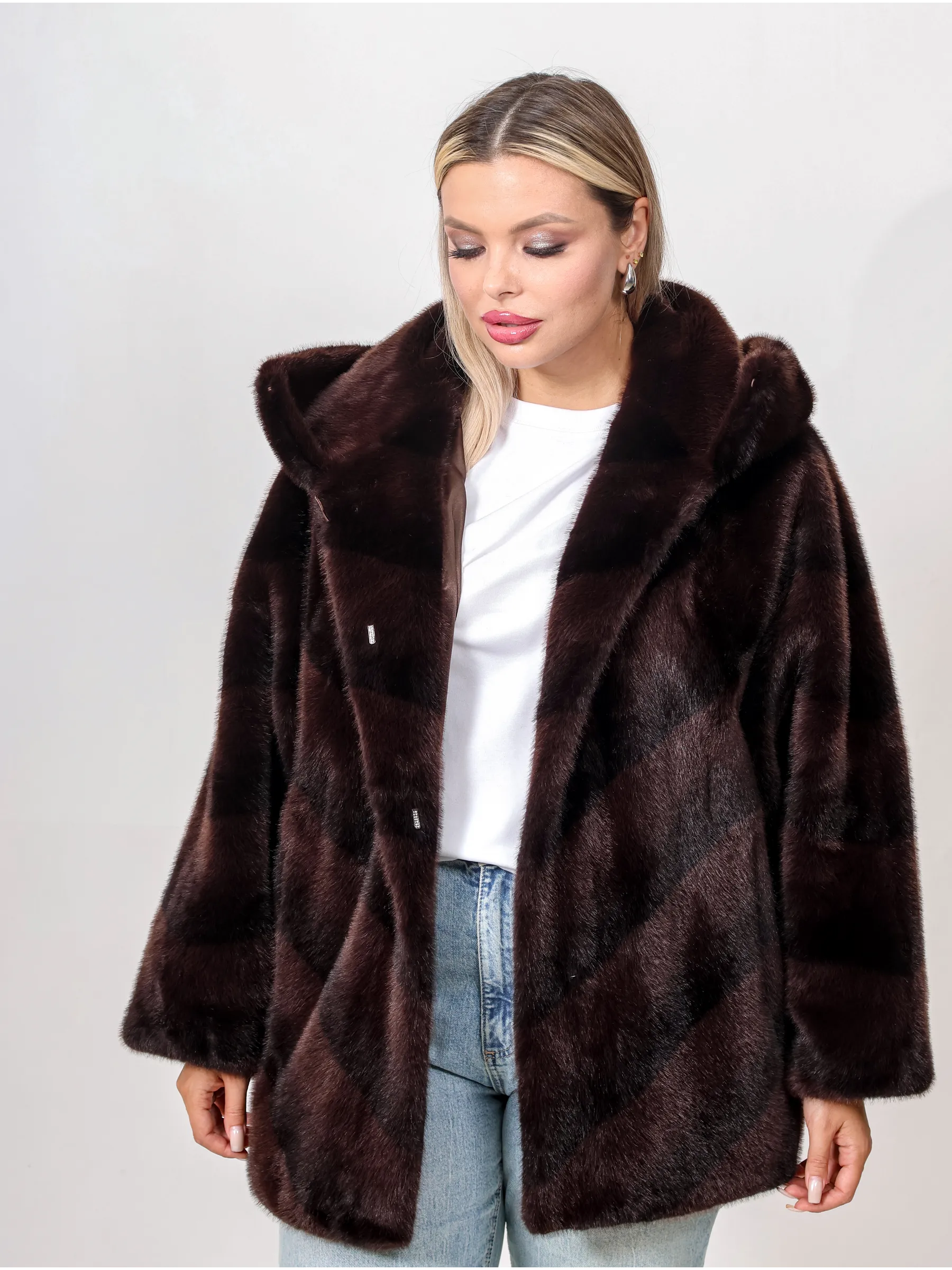 Шуба короткая из эко меха с капюшоном