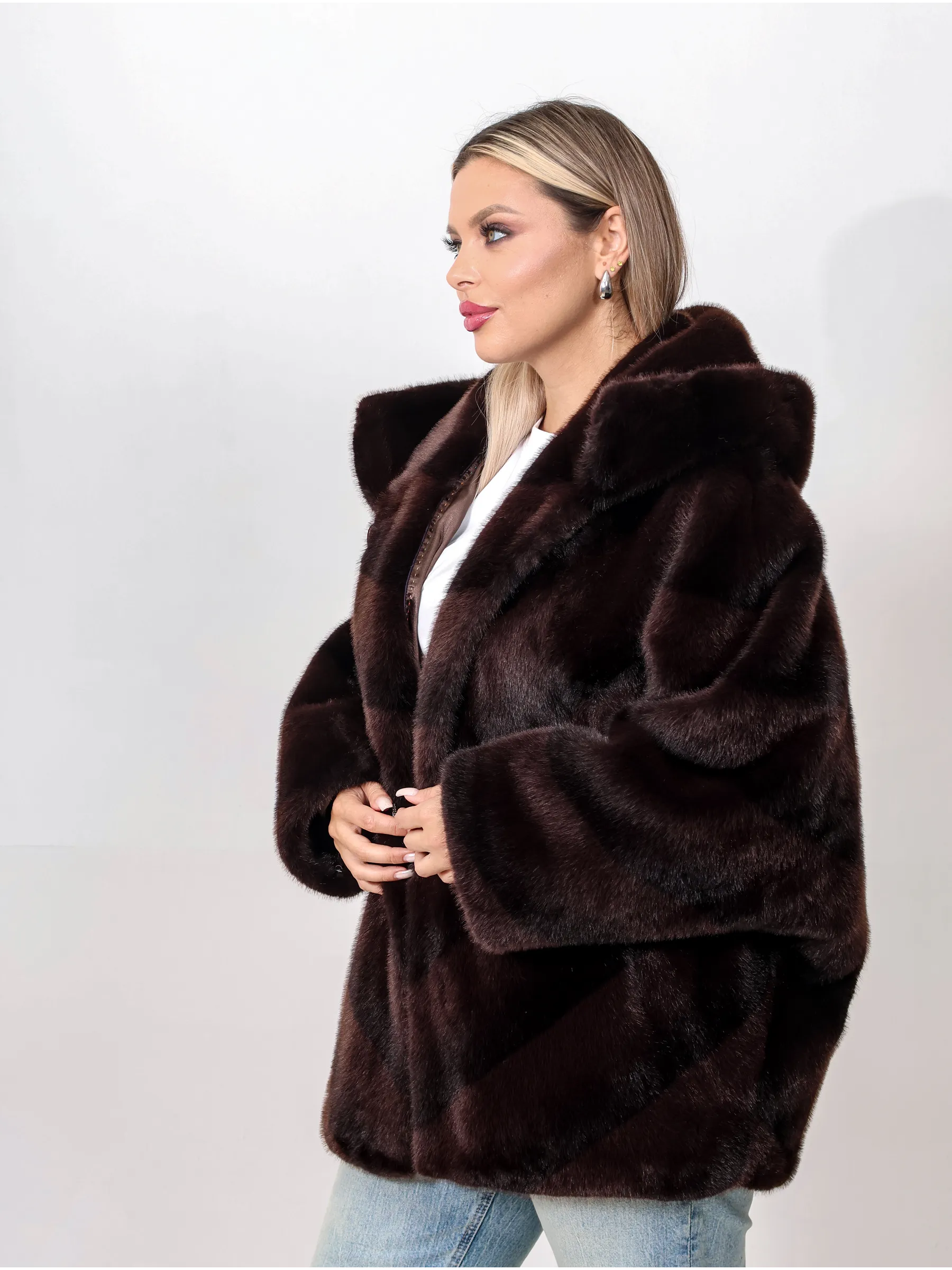 Шуба короткая из эко меха с капюшоном