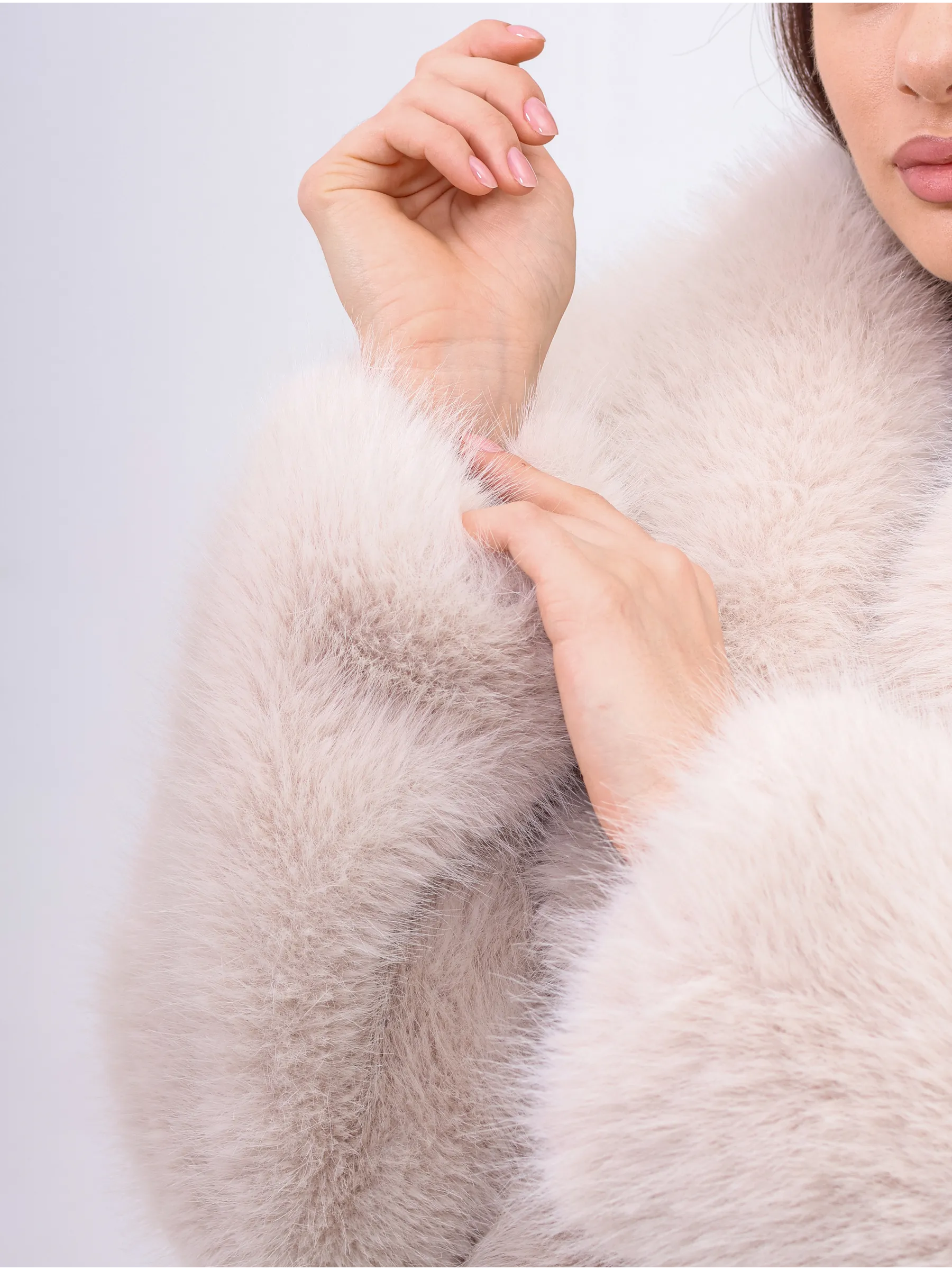 Шуба искусственная из экомеха укороченная